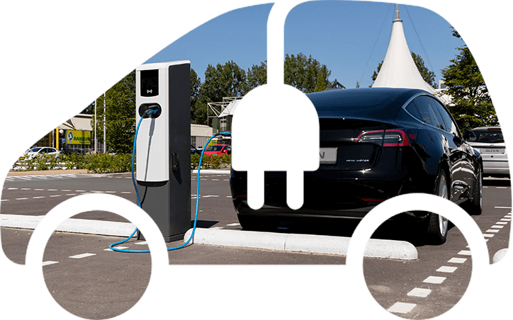 Schwarzer Tesla, welcher an einer Ladestation angeschlossen ist